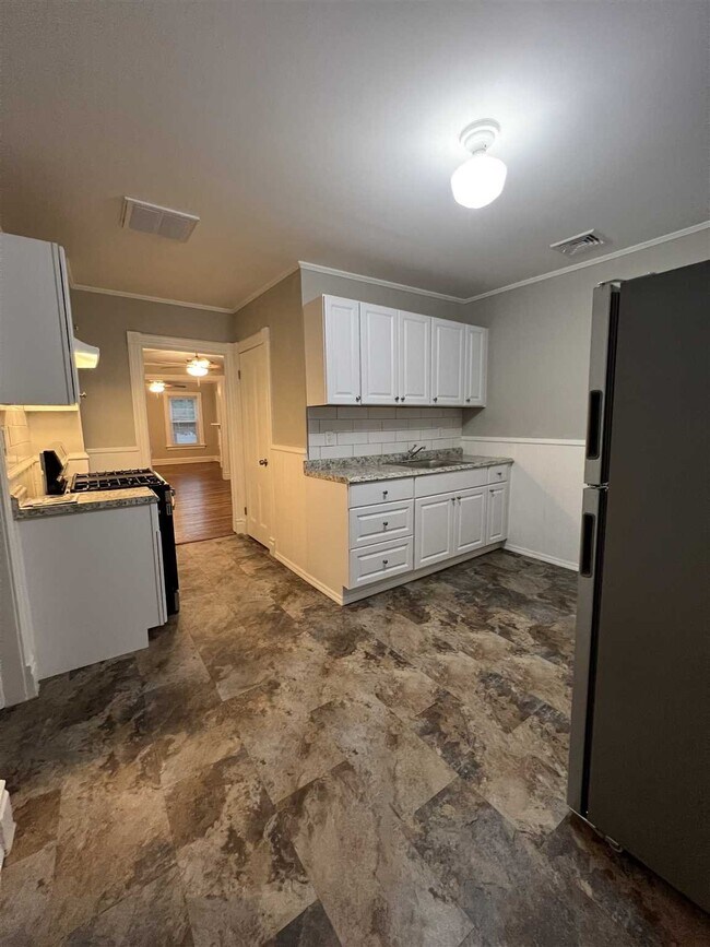 Building Photo - 21 Lincoln Ave