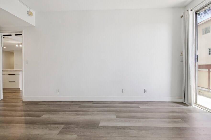Building Photo - 321 S San Vicente Blvd