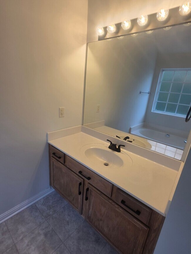 Building Photo - Beautifully remodeled home in LaVergne