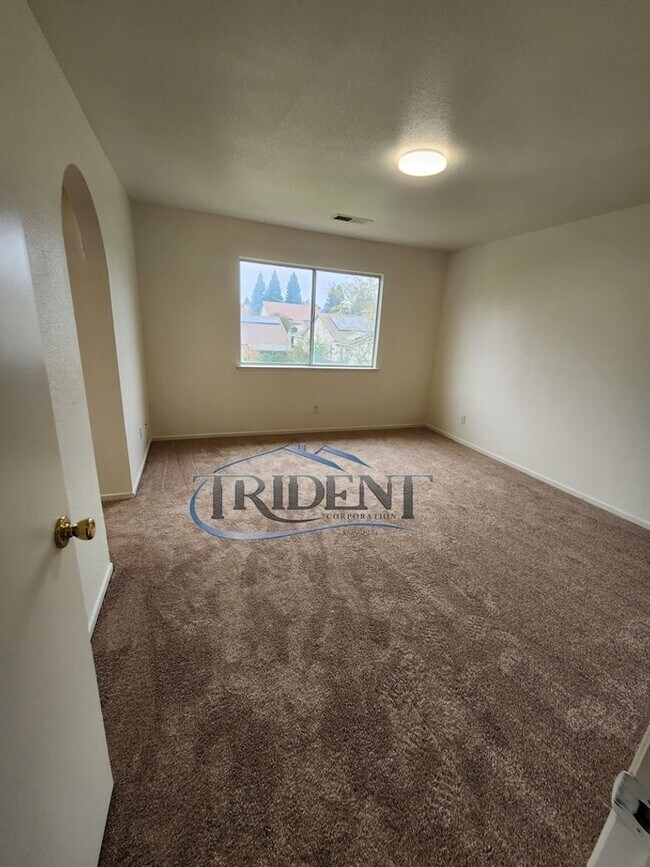 Building Photo - 3 bedroom, 2 ½ bath SOLAR home