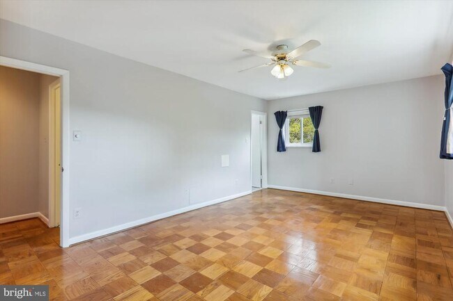 Building Photo - 10631 Montrose Ave