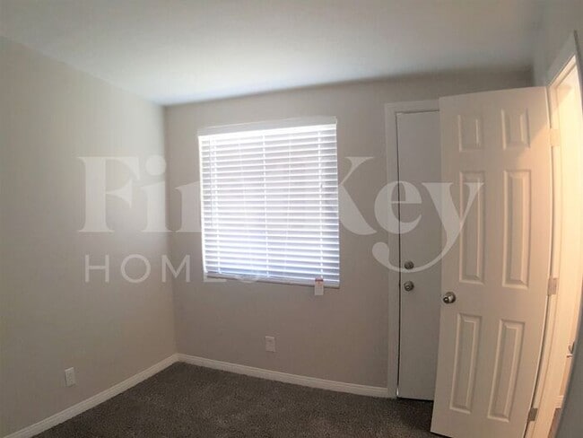 Building Photo - 2317 Hassett Ave