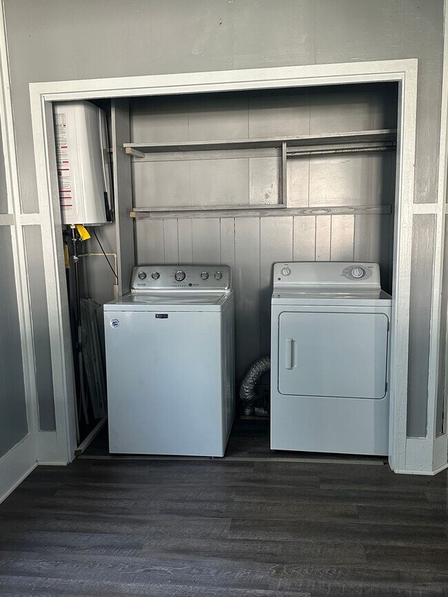 Building Photo - Updated 2 Bedroom, 1 Bath Home with 2 Car ...