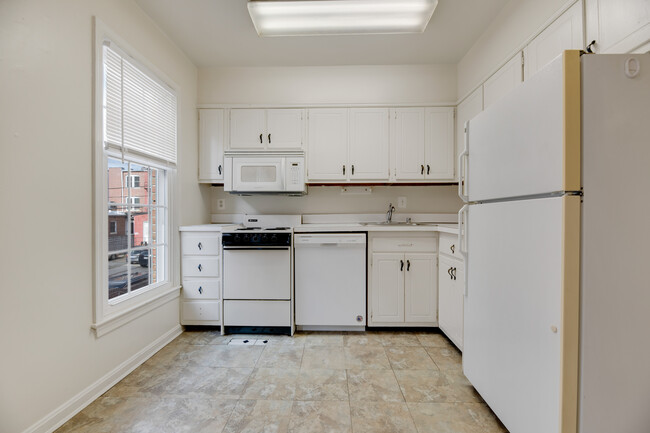 Building Photo - Spacious two-bedroom apartment with a clas...