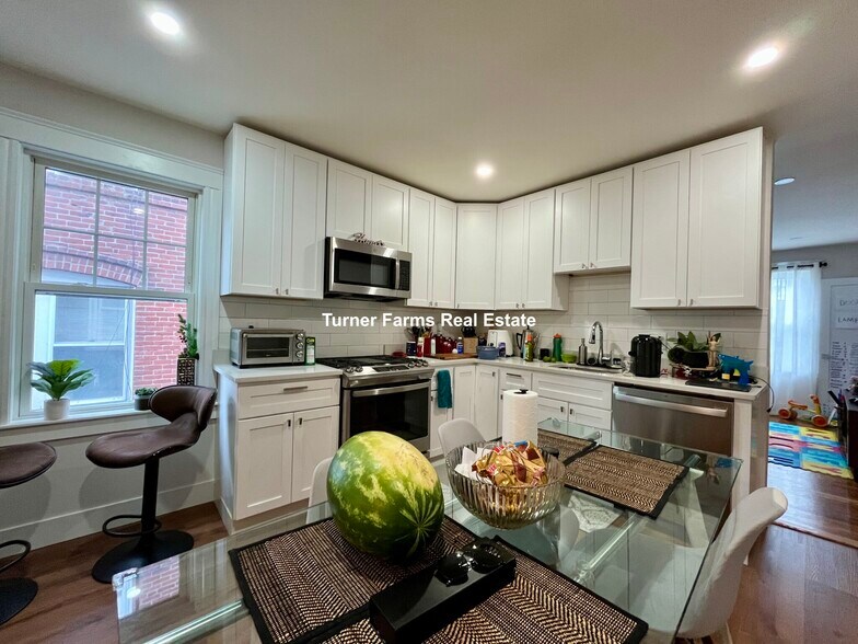 Primary Photo - 72 Belden St