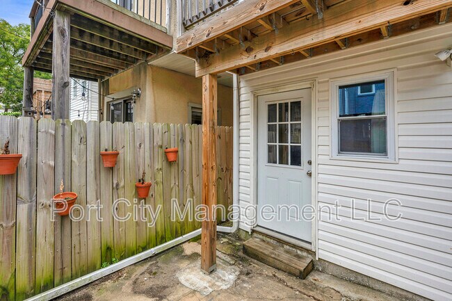 Building Photo - 813 S Port St