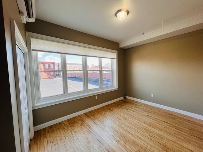 Building Photo - 158 Main St