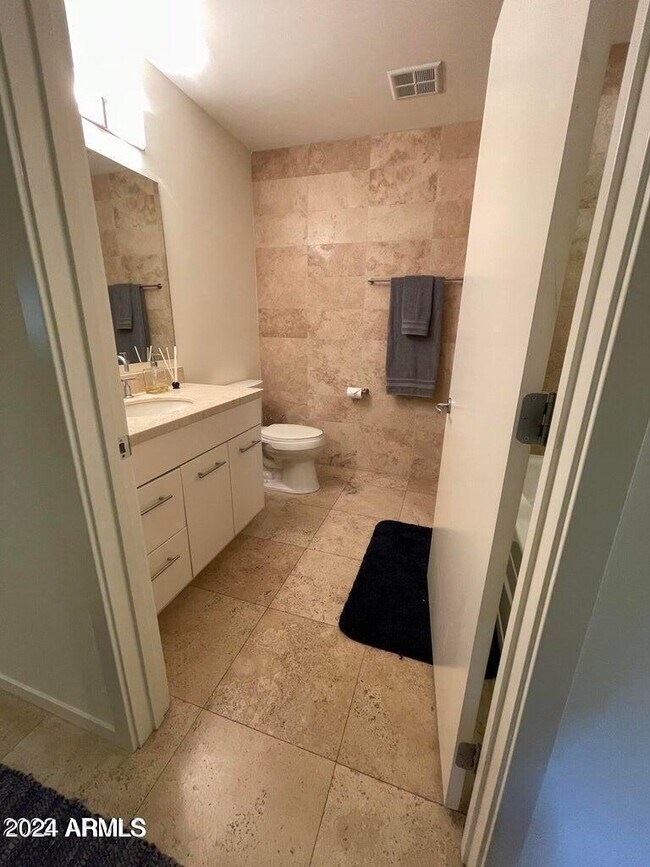 Building Photo - 7127 E Rancho Vista Dr