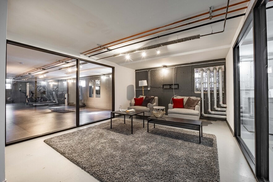 Building Photo - 7620 N Sheridan Rd