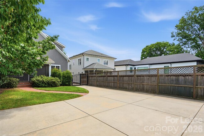 Building Photo - 404 Iverson Way