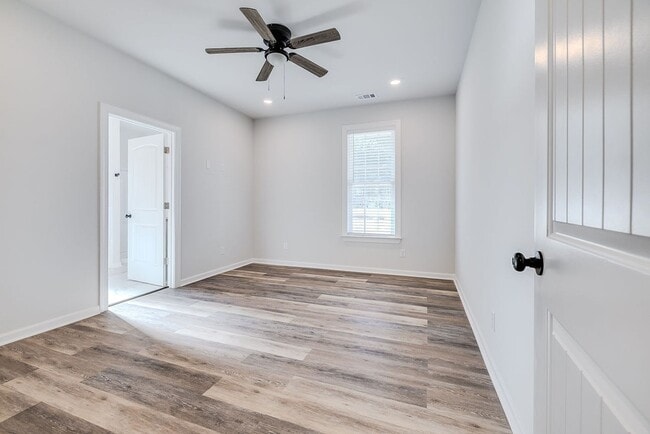 Building Photo - Like-New 4BR, 2.5BA Home with Privacy Fenc...
