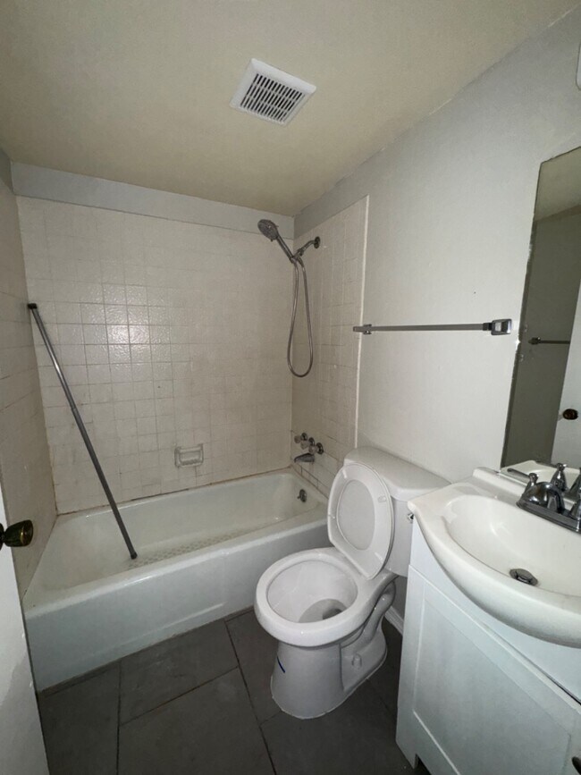 Building Photo - 916 San Pedro Dr SE