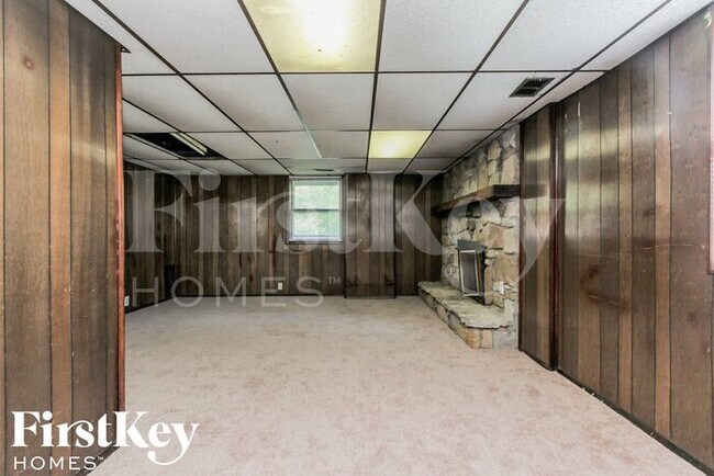 Building Photo - 1425 N Bolton Ave
