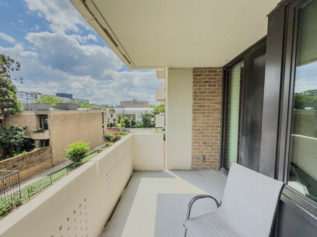 Building Photo - 1BR/1BA Condo with a Private balcony, Upda...