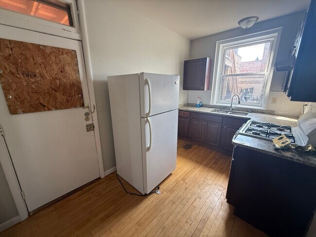 Building Photo - 4811 W Warwick Ave