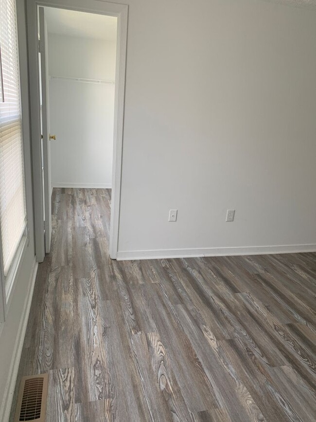 Building Photo - King George Spacious 2 Bedroom End Unit Townhouse