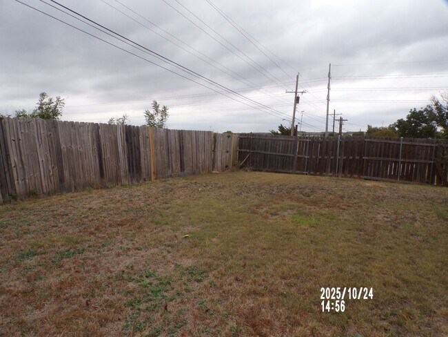 Building Photo - Very Nice home located in the Sullivan Vil...