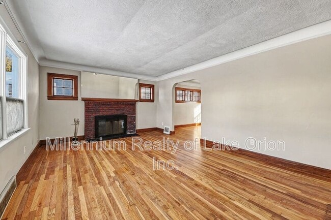 Building Photo - 419 W Iroquois Rd