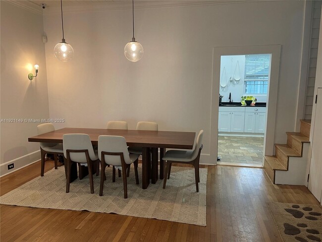 Building Photo - 27 NE 49th St