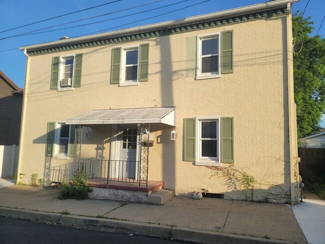 Building Photo - 114 Thompson St