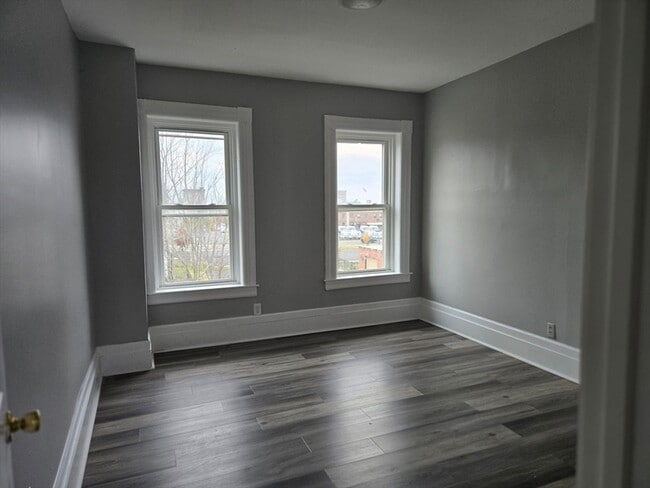 Building Photo - 123 Walnut St