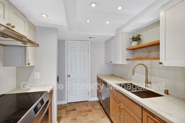 Building Photo - 2564 Navarra Dr