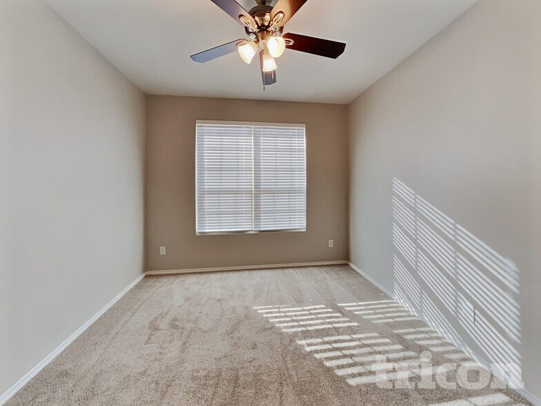 Building Photo - 215 Saddlebrook Ln