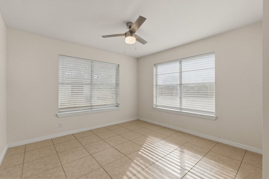 Building Photo - 711 Cisneros St