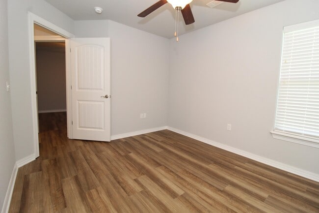 Building Photo - 4418 W Divide Dr