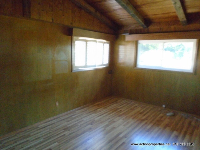 Building Photo - Central Roseville, Single Story Large Yard...