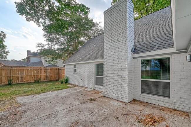 Building Photo - 318 Pine Manor Dr