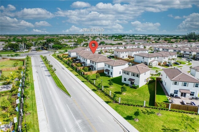 Building Photo - 2444 SE 24th Ave