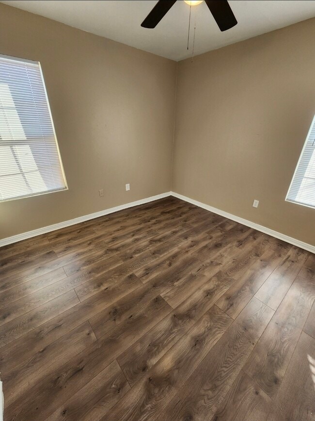 Building Photo - Move in ready!