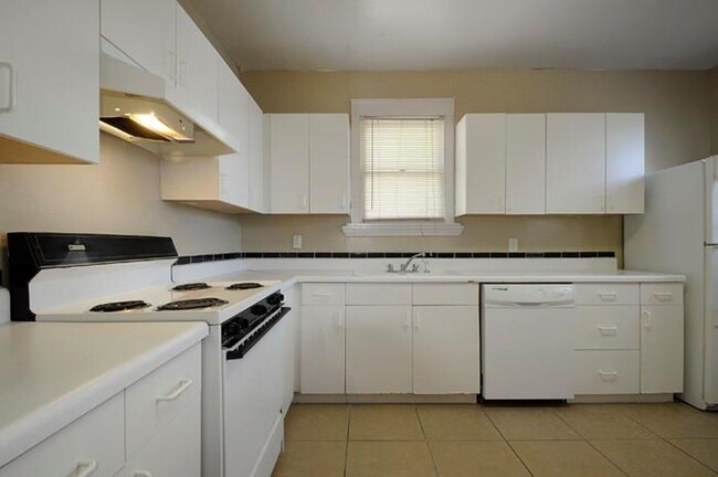 Building Photo - Upgraded and ready 5 bed 2 bath home next ...