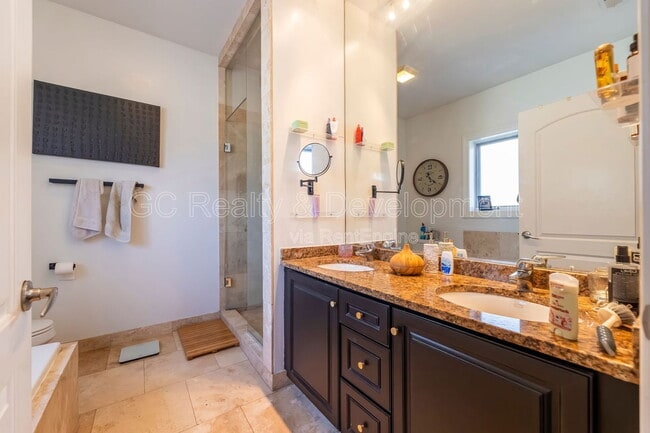 Building Photo - 852 N Damen Ave