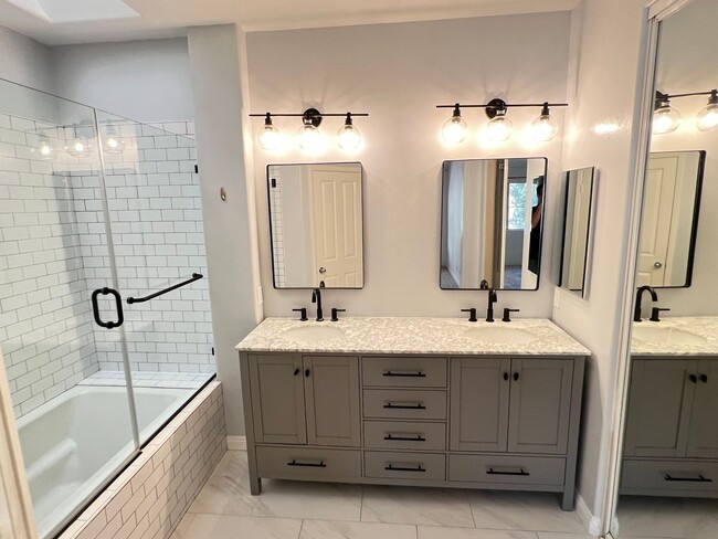 Building Photo - Light Filled 2 Bed 2 Bath Tustin Condo wit...