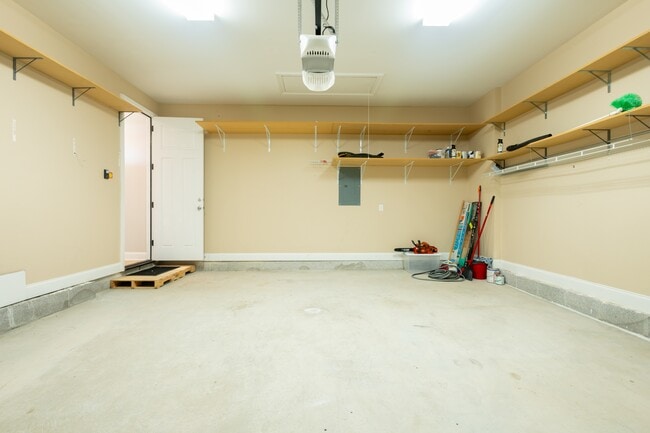 Building Photo - 557 Valparaiso Pkwy