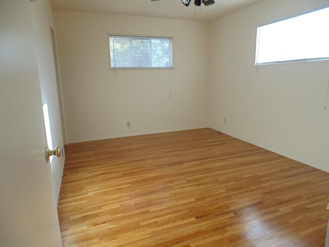 Building Photo - 9716 Chapala Dr NE