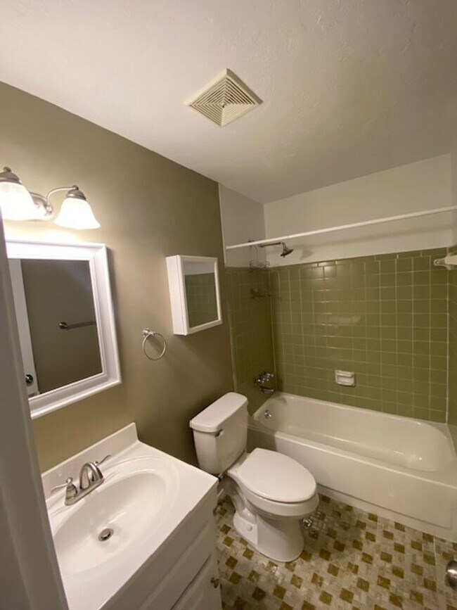 Building Photo - 2 bedroom 1.5 bath  The Cloister Condominium
