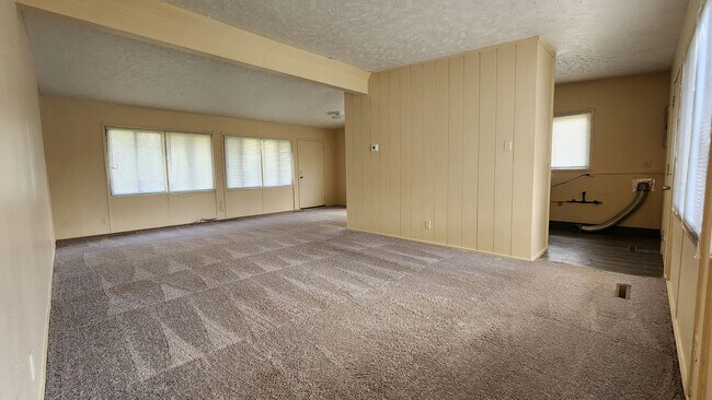 Building Photo - Three bedroom 1.5 house available for rent May 1 2026!