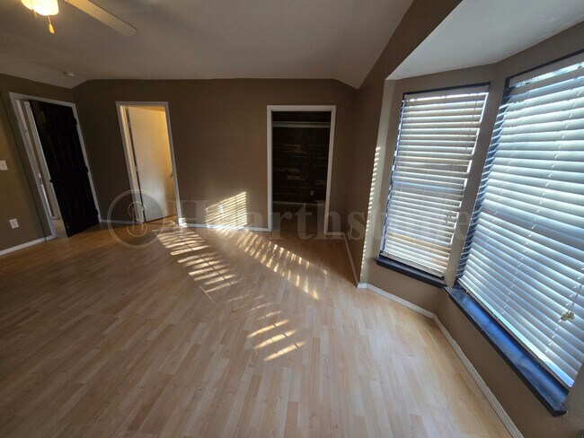 Building Photo - 1307 Gidding St