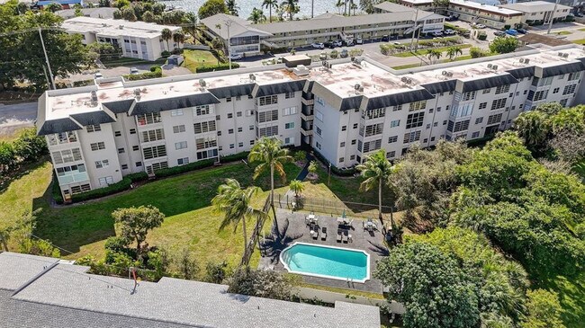 Building Photo - 941 Crystal Lake Dr