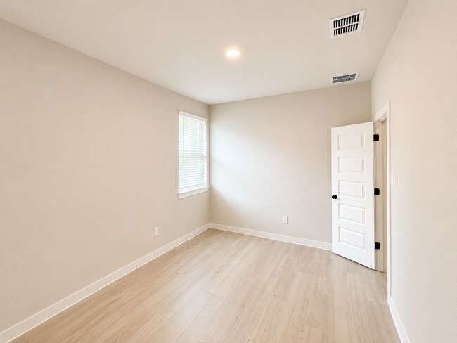 Building Photo - Beautiful 3 Bedroom Home + Study in Paramount