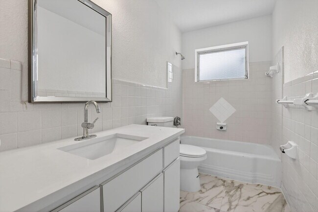 Building Photo - 5731 NE 17th Terrace