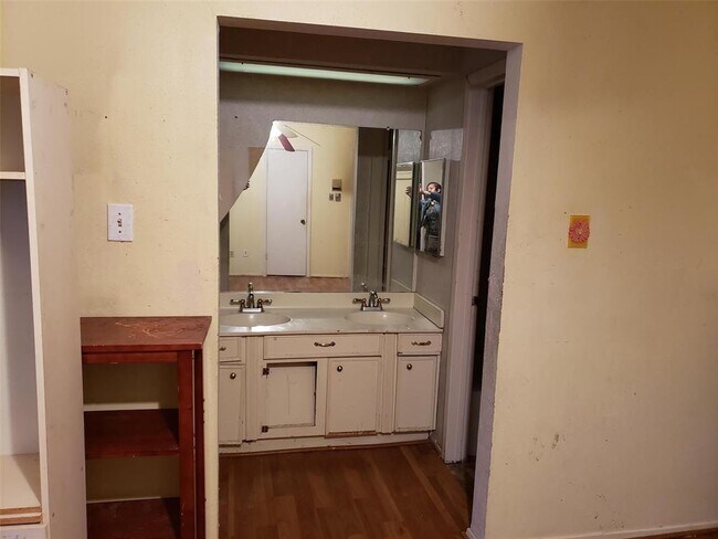 Building Photo - 12821 Clarewood Dr