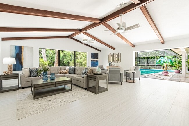 Building Photo - Newly Renovated 3 Bedroom Pool Home in Des...