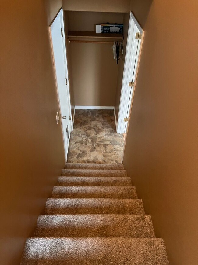 Building Photo - Beautiful 3 bedroom/2bath with spacious deck and backyard