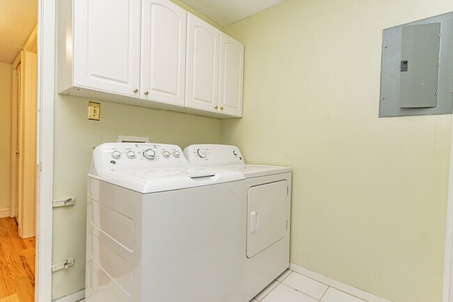 Building Photo - 178 Ingleoak Ln