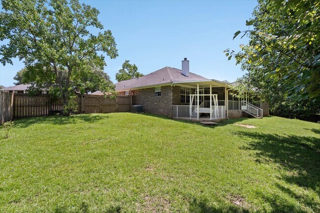 Building Photo - Spacious 4-bedroom Retreat