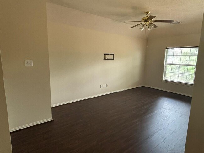 Building Photo - 3055 Fallbrook Dr